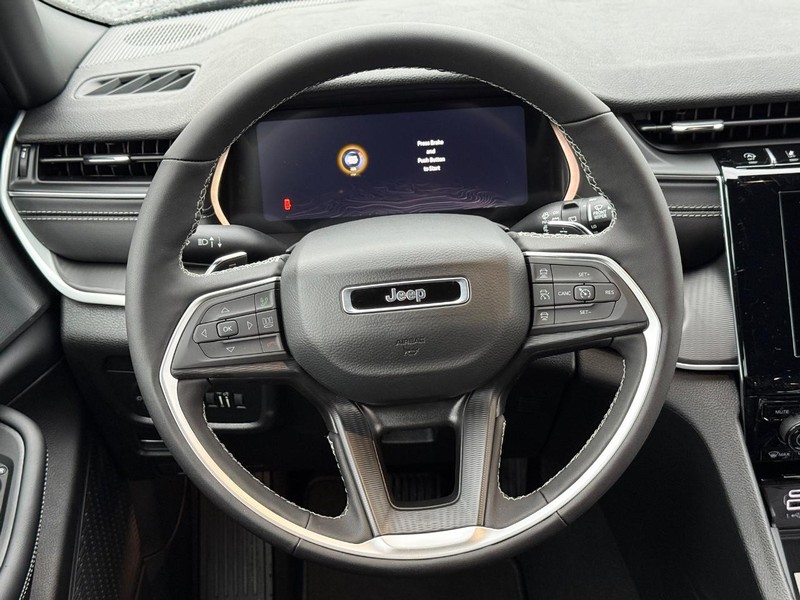 Jeep Grand Cherokee L Vehicle Full-screen Gallery Image 17