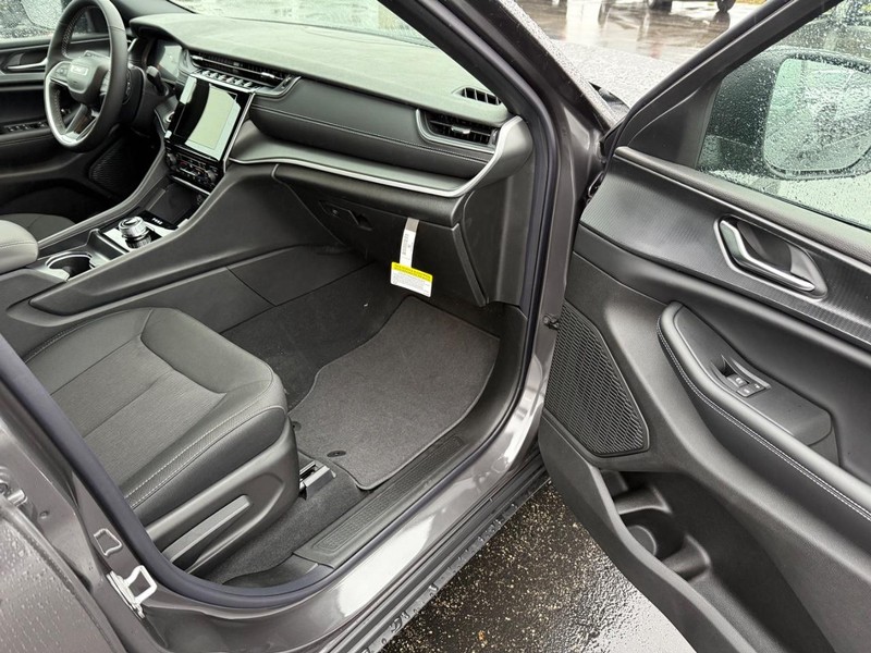 Jeep Grand Cherokee L Vehicle Full-screen Gallery Image 18