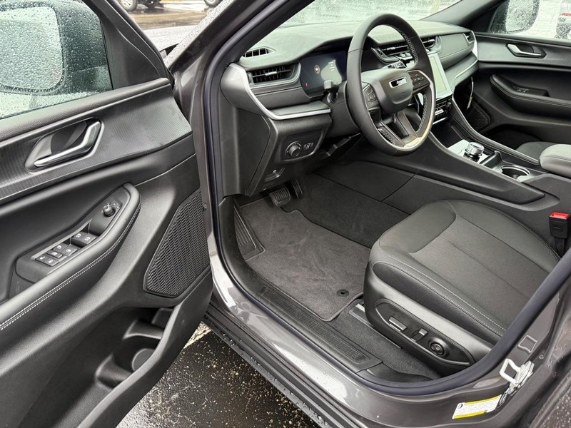 Jeep Grand Cherokee L Vehicle Full-screen Gallery Image 20