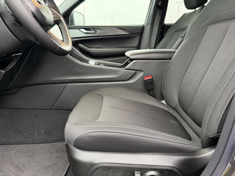 Jeep Grand Cherokee L Vehicle Full-screen Gallery Image 21