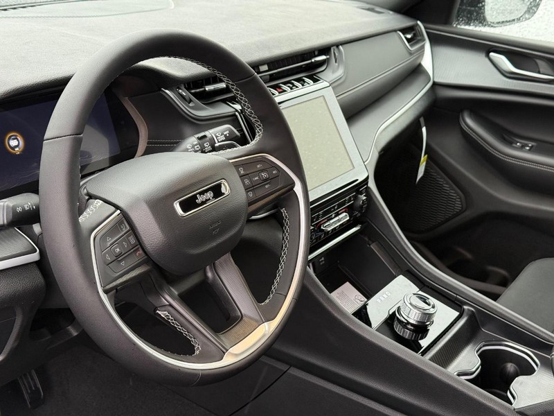 Jeep Grand Cherokee L Vehicle Full-screen Gallery Image 22