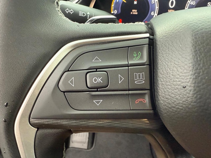 Jeep Grand Cherokee L Vehicle Full-screen Gallery Image 23