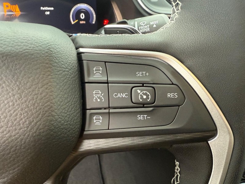 Jeep Grand Cherokee L Vehicle Full-screen Gallery Image 24