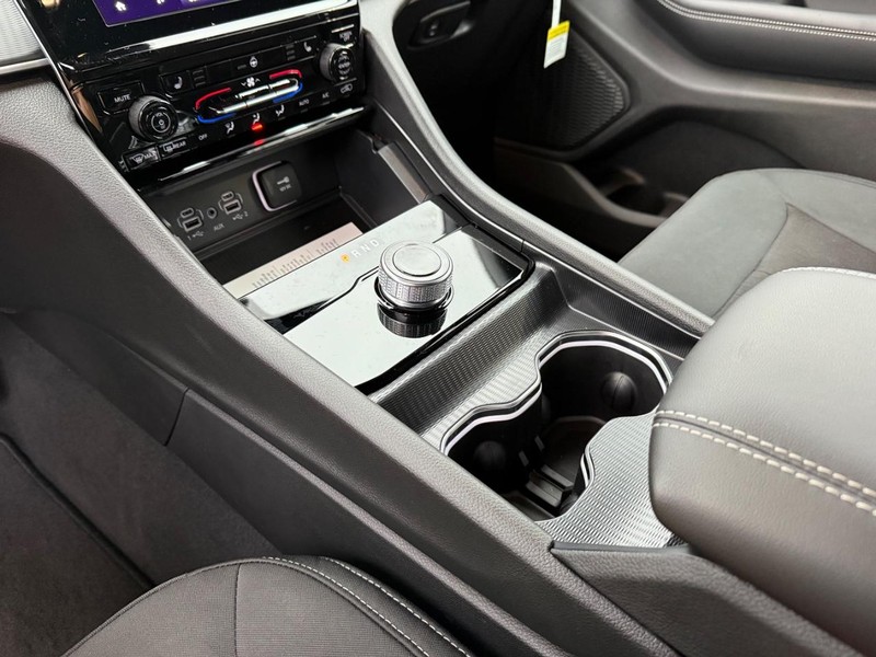 Jeep Grand Cherokee L Vehicle Full-screen Gallery Image 30