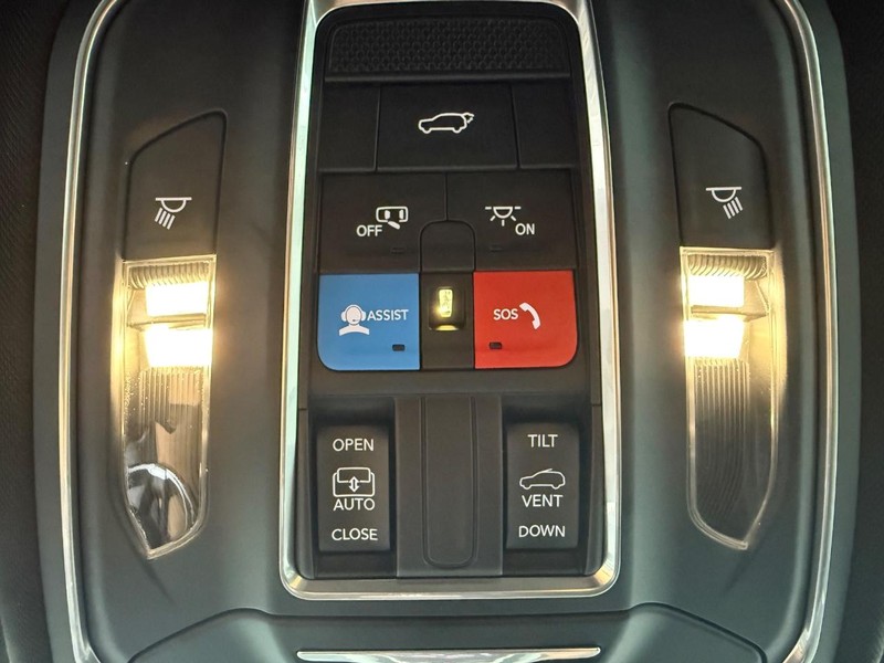 Jeep Grand Cherokee L Vehicle Full-screen Gallery Image 32