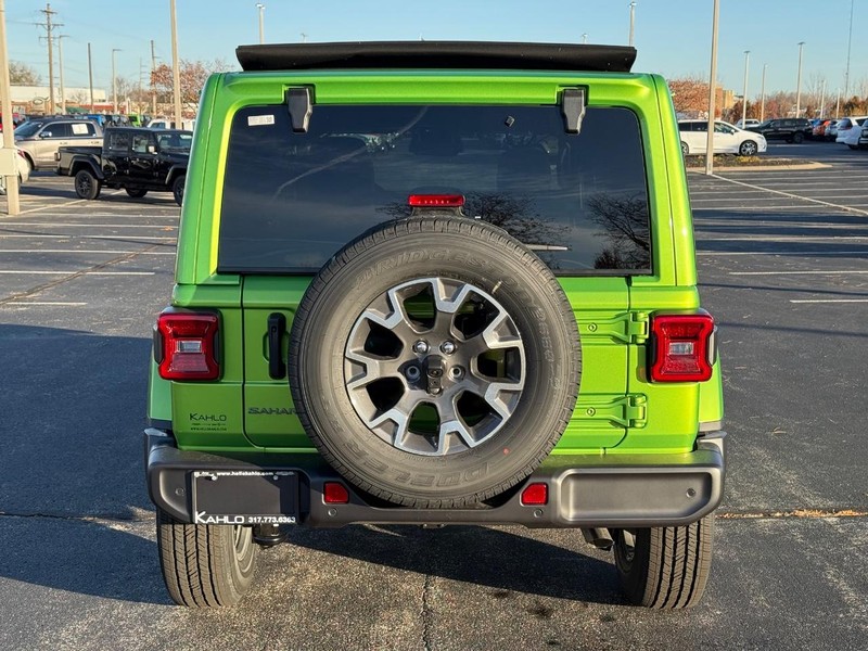 Jeep Wrangler Vehicle Full-screen Gallery Image 4