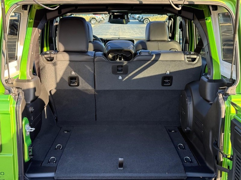Jeep Wrangler Vehicle Full-screen Gallery Image 7