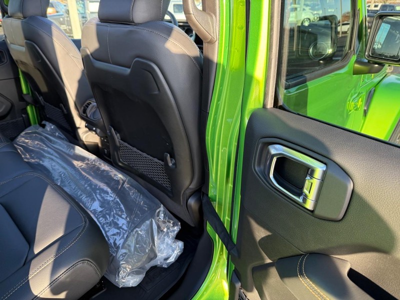 Jeep Wrangler Vehicle Full-screen Gallery Image 11