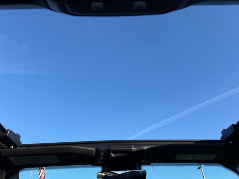 Jeep Wrangler Vehicle Full-screen Gallery Image 12