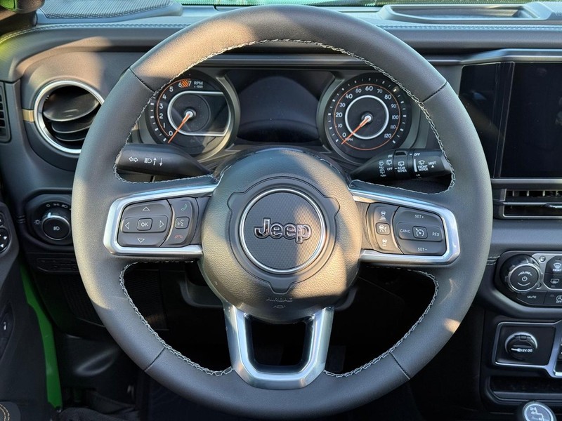 Jeep Wrangler Vehicle Full-screen Gallery Image 14