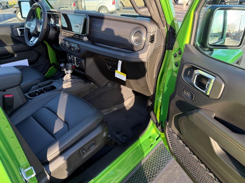 Jeep Wrangler Vehicle Full-screen Gallery Image 15