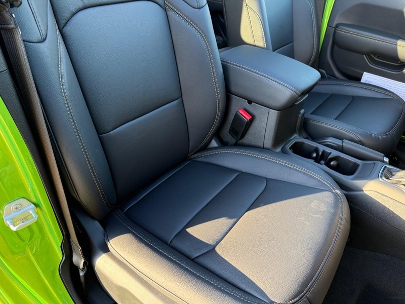 Jeep Wrangler Vehicle Full-screen Gallery Image 16