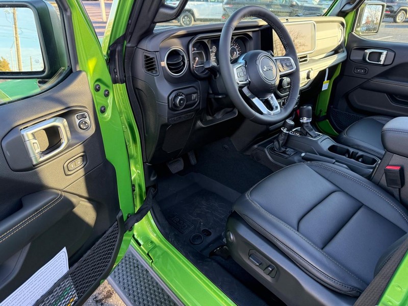 Jeep Wrangler Vehicle Full-screen Gallery Image 17