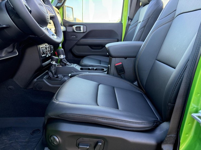 Jeep Wrangler Vehicle Full-screen Gallery Image 18