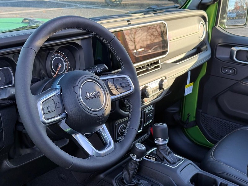 Jeep Wrangler Vehicle Full-screen Gallery Image 19