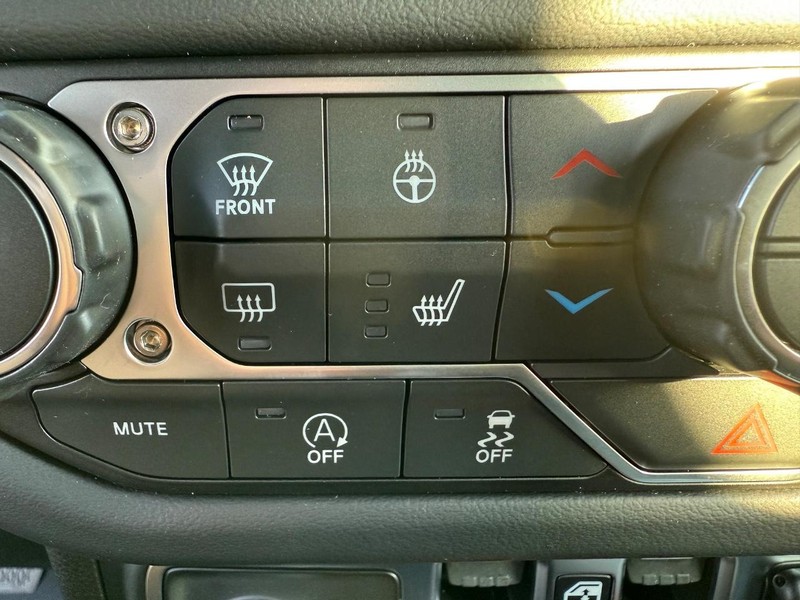 Jeep Wrangler Vehicle Full-screen Gallery Image 23