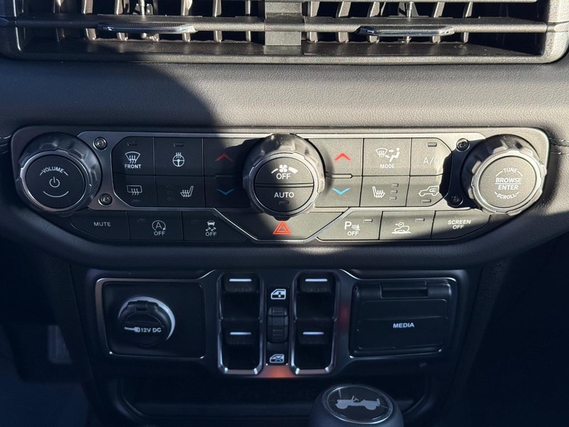 Jeep Wrangler Vehicle Full-screen Gallery Image 26