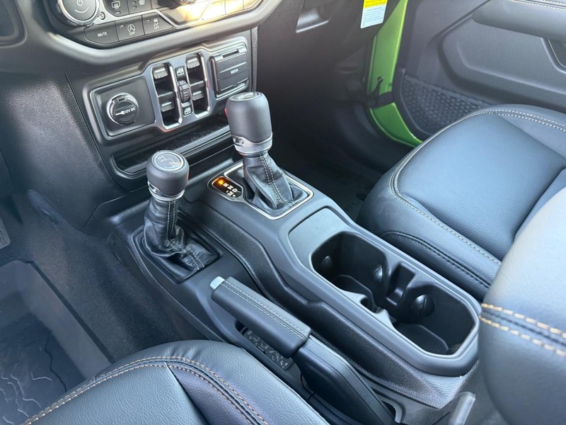 Jeep Wrangler Vehicle Full-screen Gallery Image 27