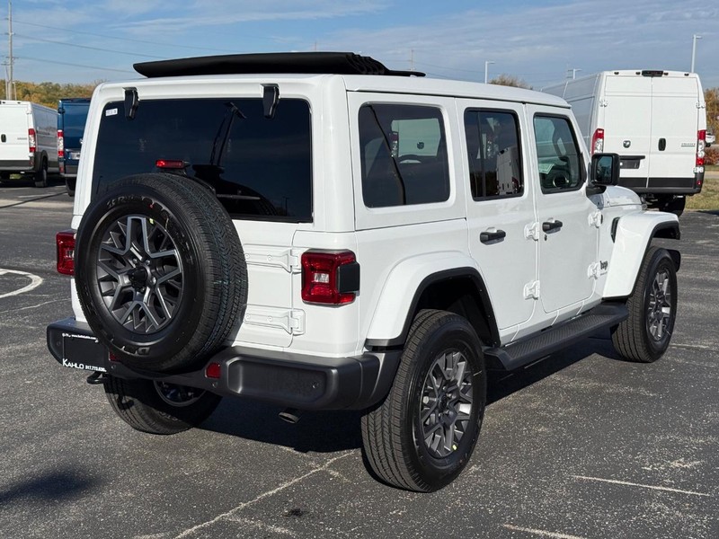 Jeep Wrangler Vehicle Full-screen Gallery Image 3