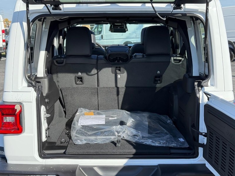 Jeep Wrangler Vehicle Full-screen Gallery Image 7