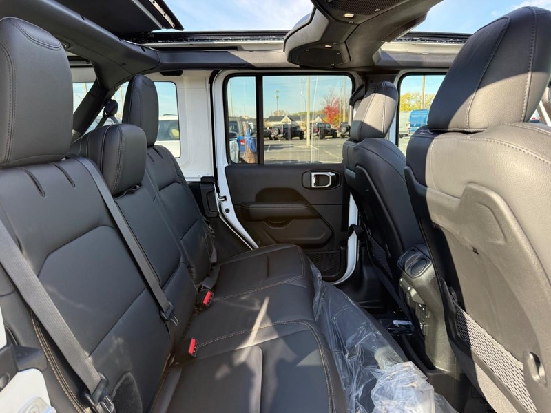 Jeep Wrangler Vehicle Full-screen Gallery Image 10