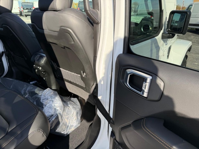 Jeep Wrangler Vehicle Full-screen Gallery Image 11