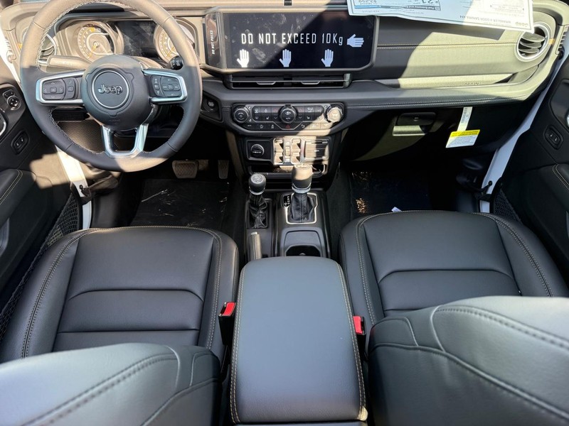 Jeep Wrangler Vehicle Full-screen Gallery Image 13