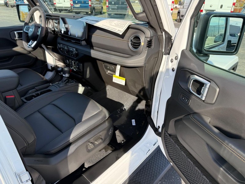 Jeep Wrangler Vehicle Full-screen Gallery Image 15