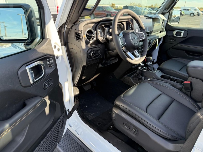 Jeep Wrangler Vehicle Full-screen Gallery Image 17