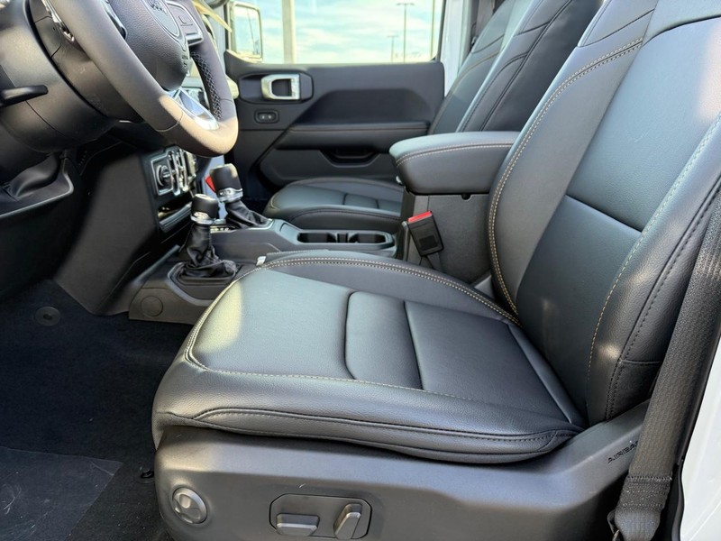 Jeep Wrangler Vehicle Full-screen Gallery Image 18