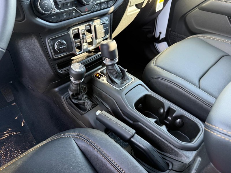 Jeep Wrangler Vehicle Full-screen Gallery Image 27