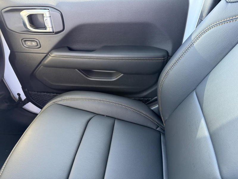 Jeep Wrangler Vehicle Full-screen Gallery Image 28