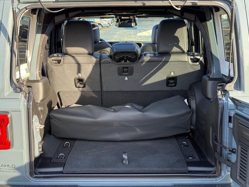 Jeep Wrangler Vehicle Full-screen Gallery Image 7