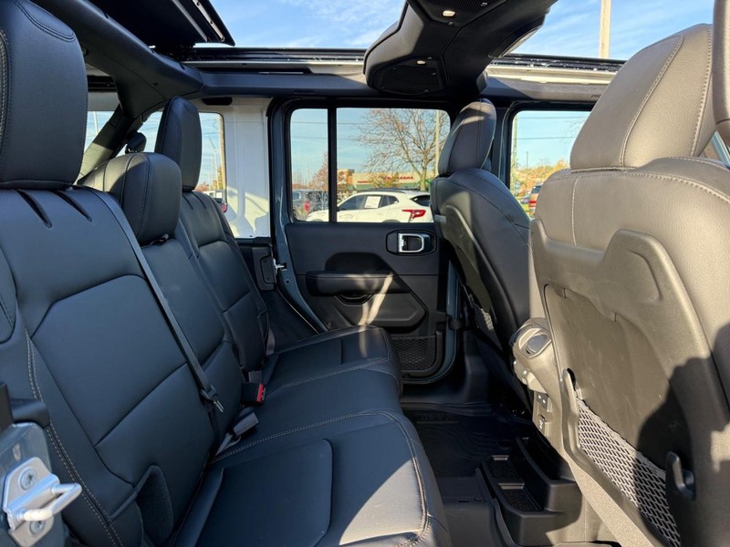 Jeep Wrangler Vehicle Full-screen Gallery Image 10