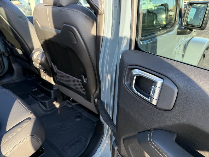 Jeep Wrangler Vehicle Full-screen Gallery Image 11