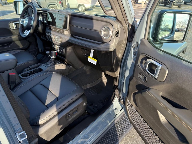 Jeep Wrangler Vehicle Full-screen Gallery Image 15