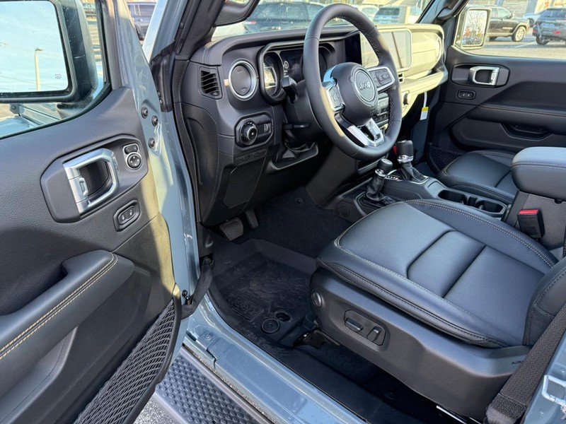 Jeep Wrangler Vehicle Full-screen Gallery Image 17