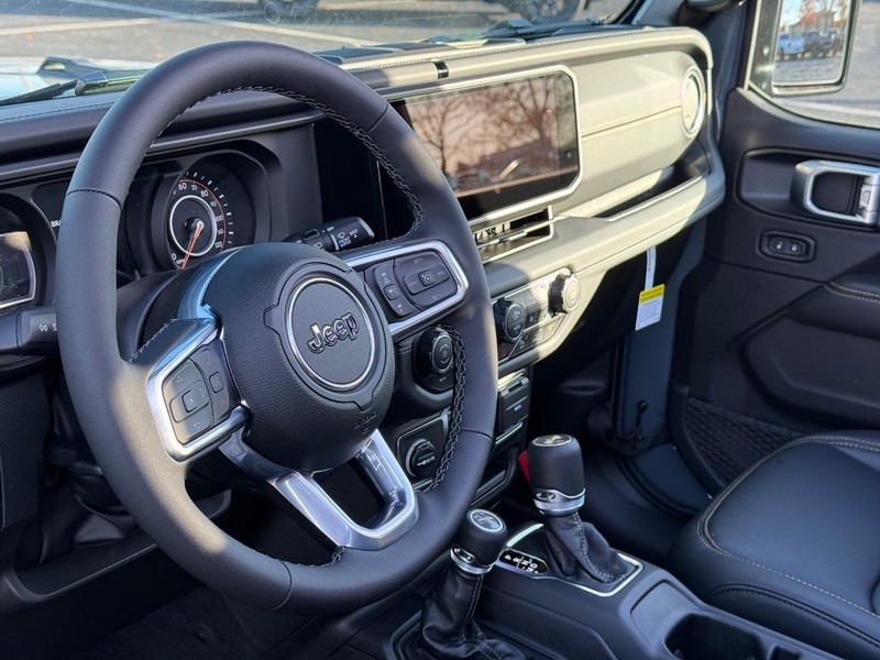 Jeep Wrangler Vehicle Full-screen Gallery Image 19