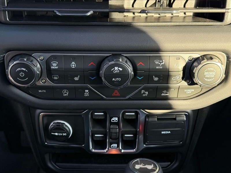 Jeep Wrangler Vehicle Full-screen Gallery Image 26