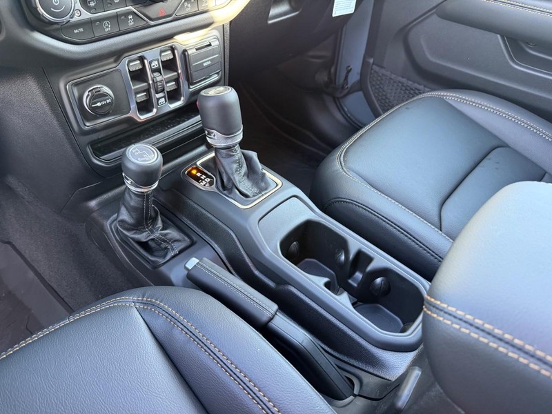 Jeep Wrangler Vehicle Full-screen Gallery Image 27