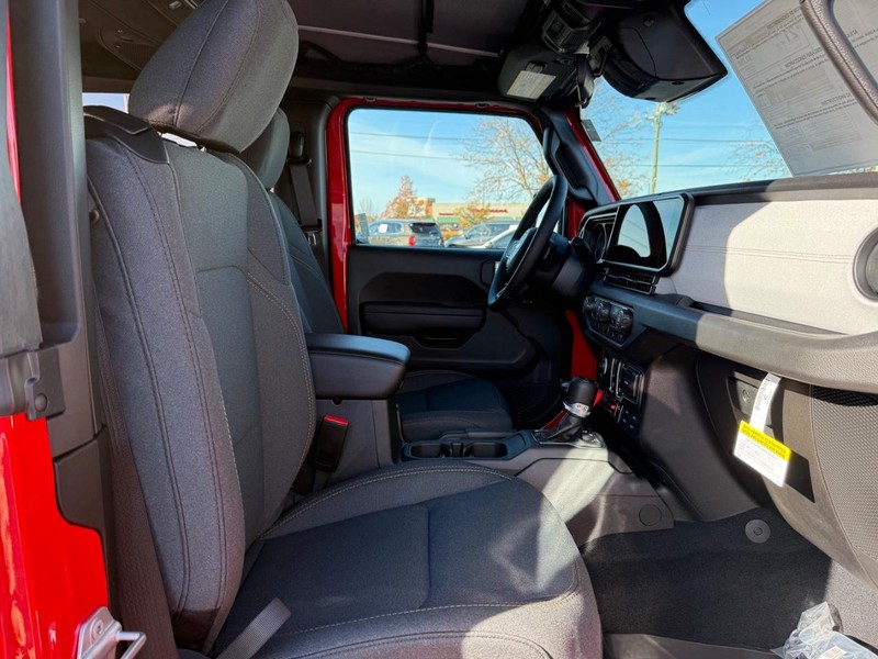 Jeep Wrangler Vehicle Full-screen Gallery Image 10