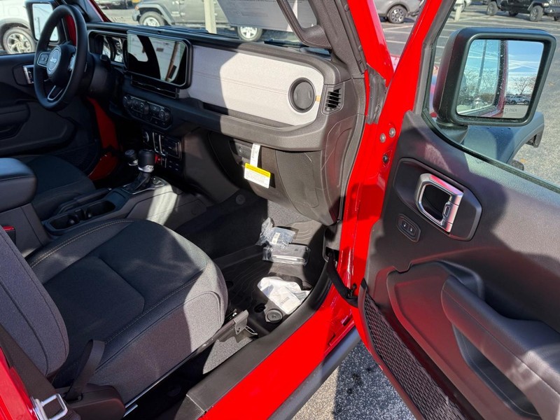 Jeep Wrangler Vehicle Full-screen Gallery Image 11