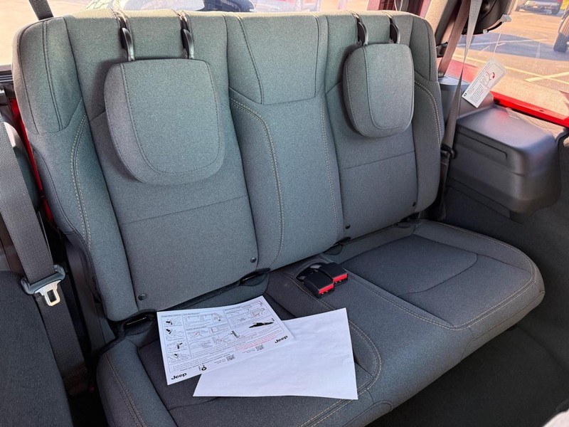 Jeep Wrangler Vehicle Full-screen Gallery Image 13