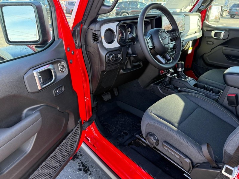 Jeep Wrangler Vehicle Full-screen Gallery Image 14