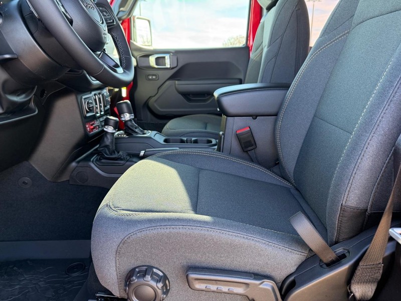 Jeep Wrangler Vehicle Full-screen Gallery Image 15