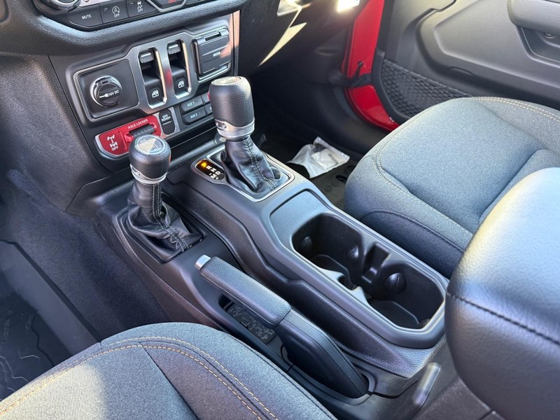 Jeep Wrangler Vehicle Full-screen Gallery Image 24