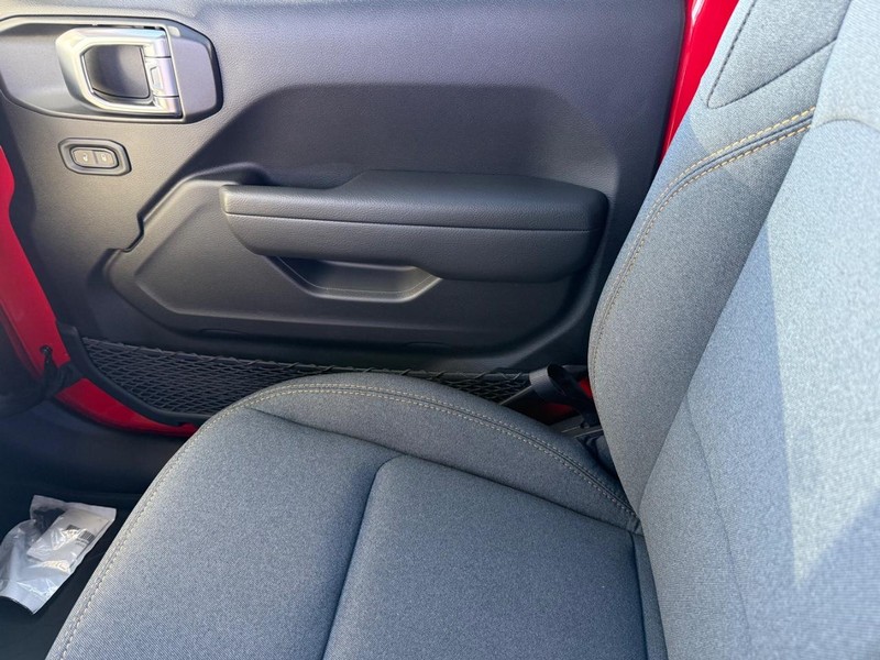 Jeep Wrangler Vehicle Full-screen Gallery Image 25