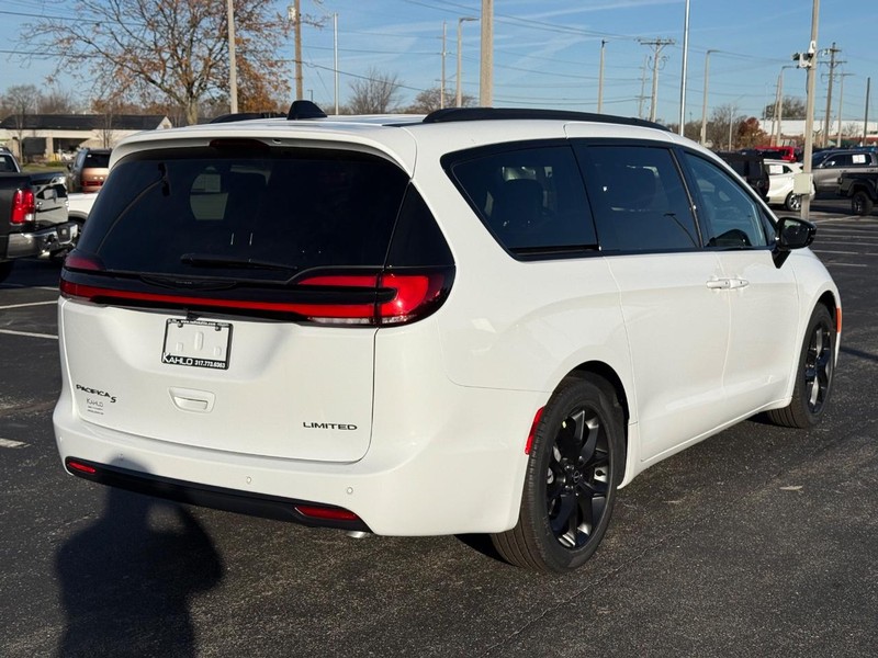 Chrysler Pacifica Vehicle Full-screen Gallery Image 3