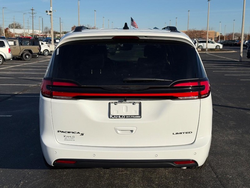 Chrysler Pacifica Vehicle Full-screen Gallery Image 4