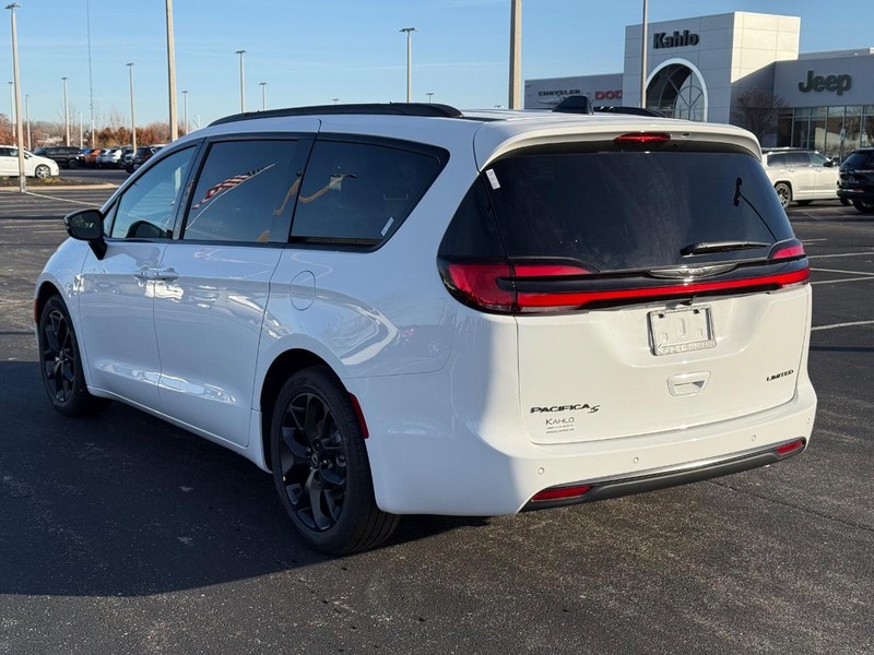 Chrysler Pacifica Vehicle Full-screen Gallery Image 5